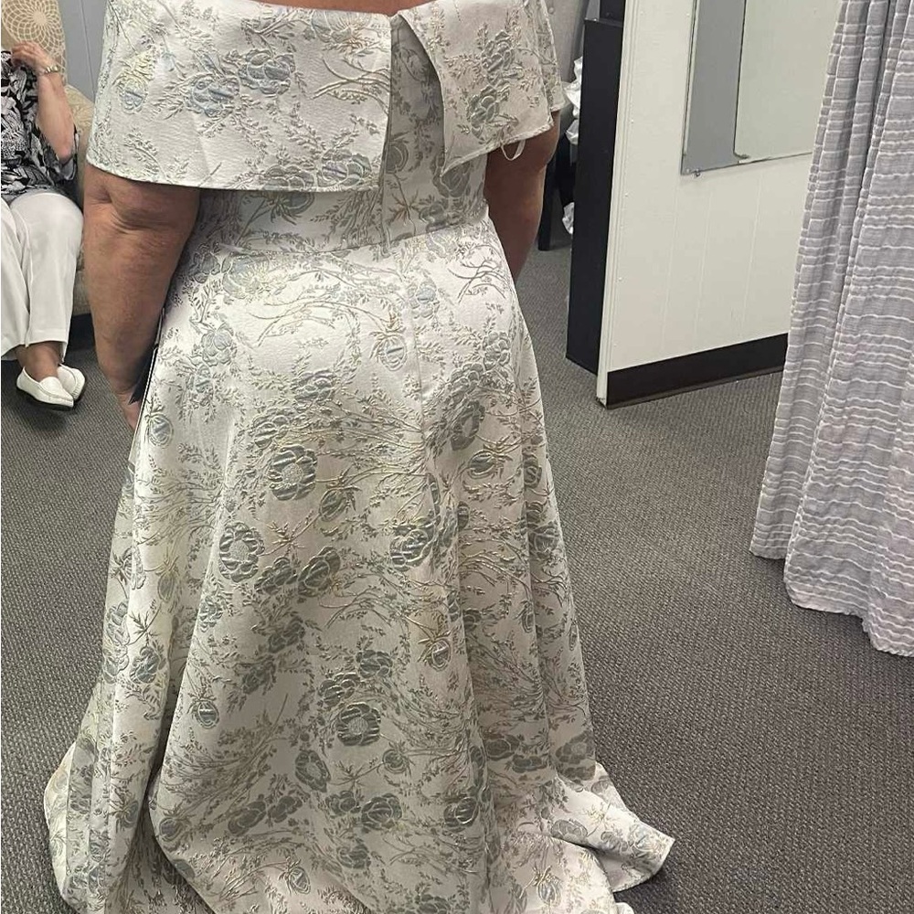 Stellah Floral Dress in silver and gray - Picture 3 of 5